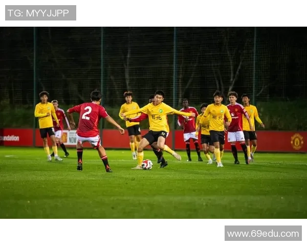 香港足球明星队激情四溢的踢球瞬间展现团队精神与运动魅力